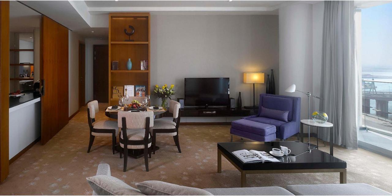 Intercontinental Residence Suites Dubai Festival City By Ihg Екстер'єр фото A living room in a suite at the hotel