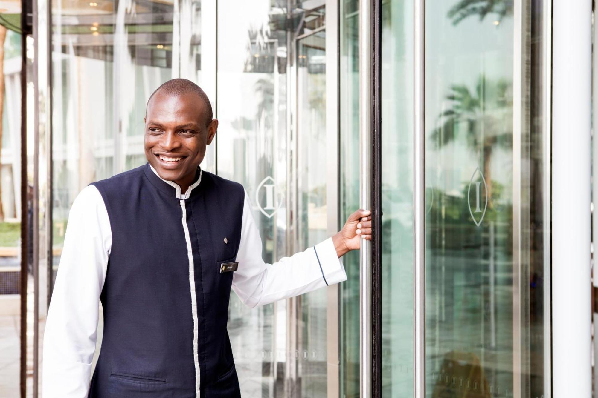 Intercontinental Residence Suites Dubai Festival City By Ihg Екстер'єр фото A doorman at the Four Seasons Hotel in London