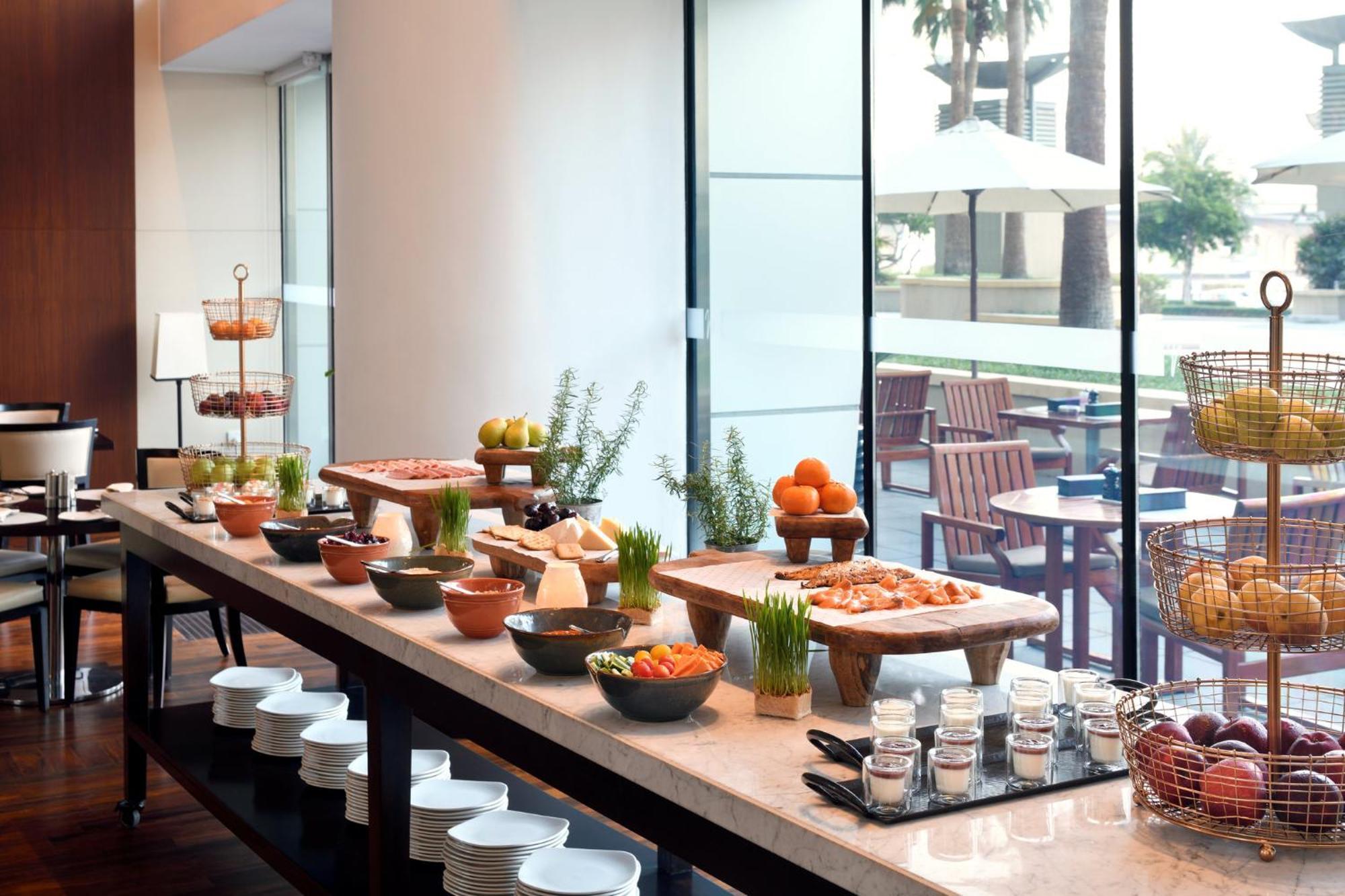 Intercontinental Residence Suites Dubai Festival City By Ihg Екстер'єр фото A buffet at a hotel