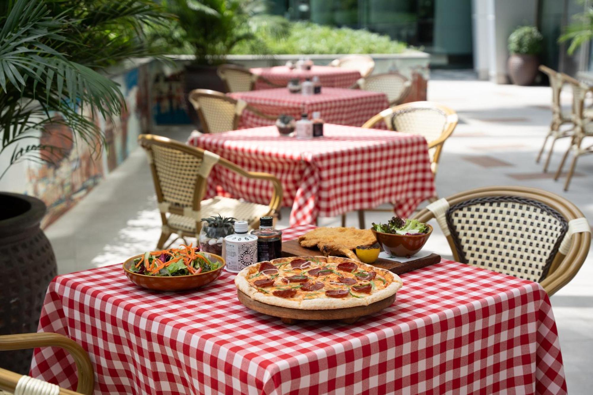 Intercontinental Residence Suites Dubai Festival City By Ihg Екстер'єр фото A table with a red and white checkered tablecloth
