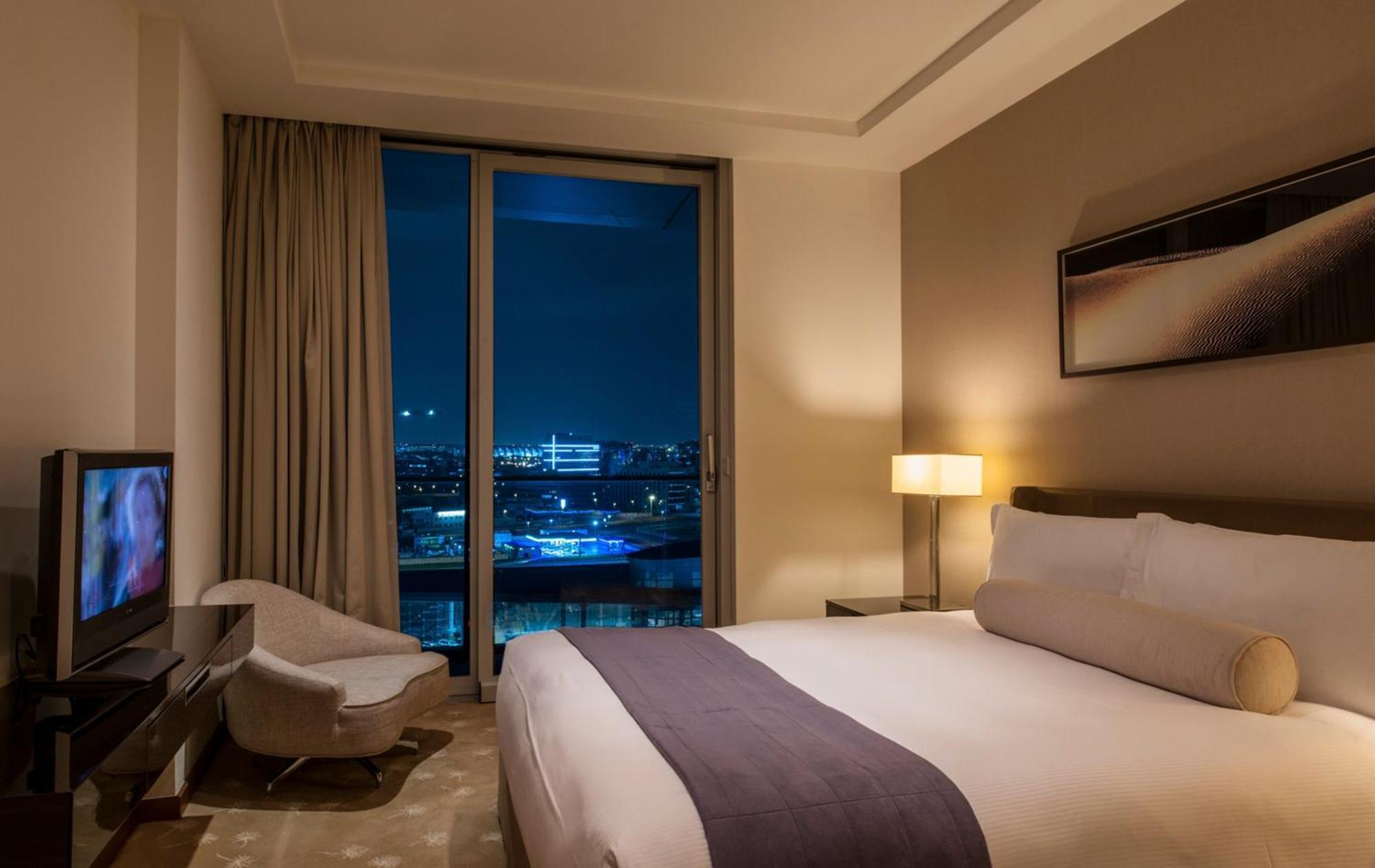 Intercontinental Residence Suites Dubai Festival City By Ihg Екстер'єр фото A bedroom at the hotel