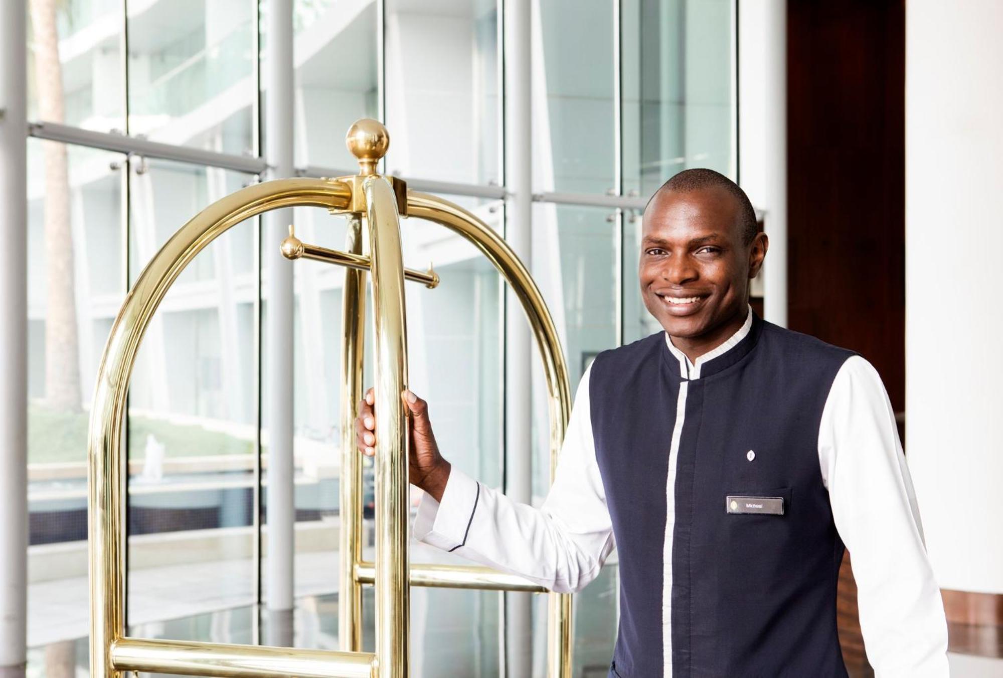 Intercontinental Residence Suites Dubai Festival City By Ihg Екстер'єр фото A bellboy